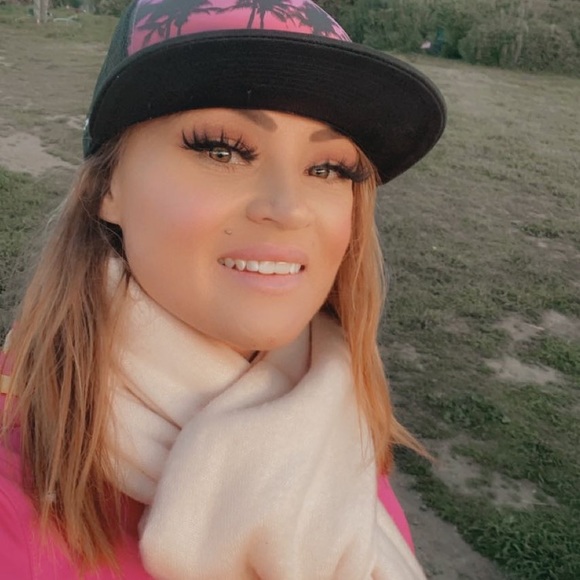 Meet your Posher, Nicolette 🌺 - Picture 3 of 8